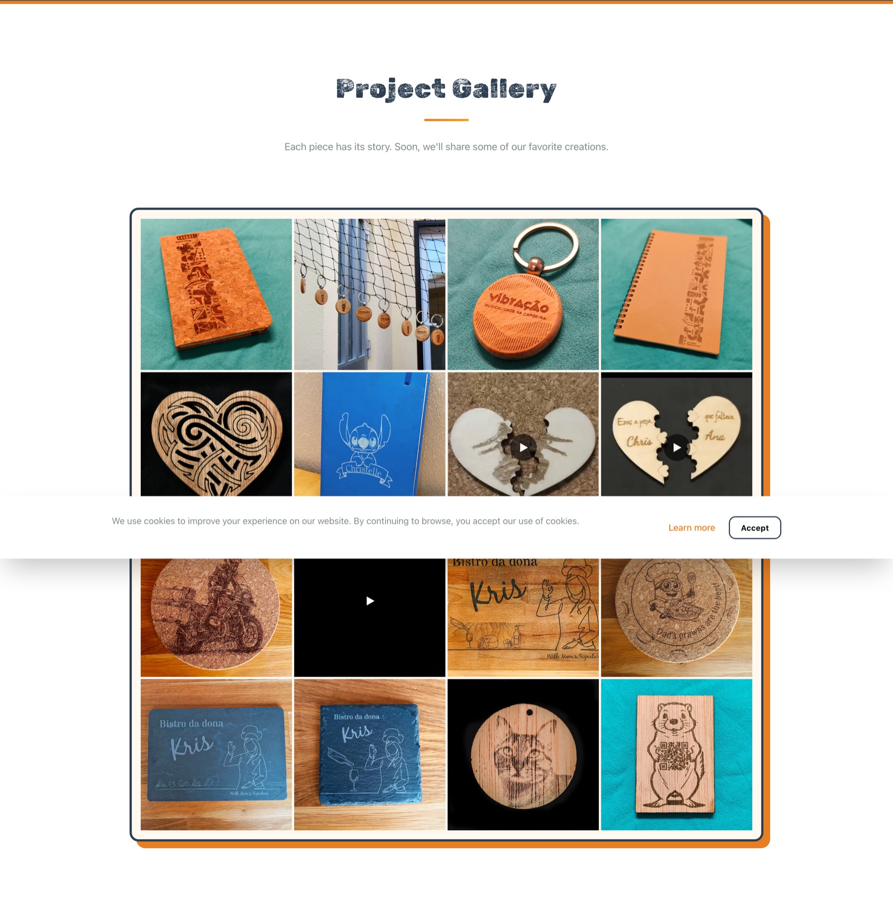 Galeria de trabalhos no site da KipCo Creations, com peças gravadas em madeira, acrílico e couro